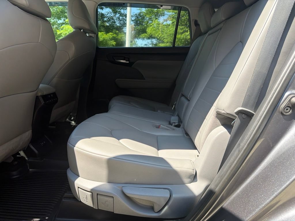 Used 2021 Toyota Highlander XLE AWD/4WD image 23