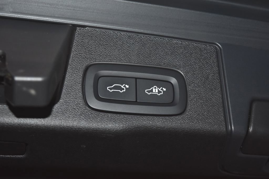 Used 2022 Volvo XC60 B5 Momentum image 32