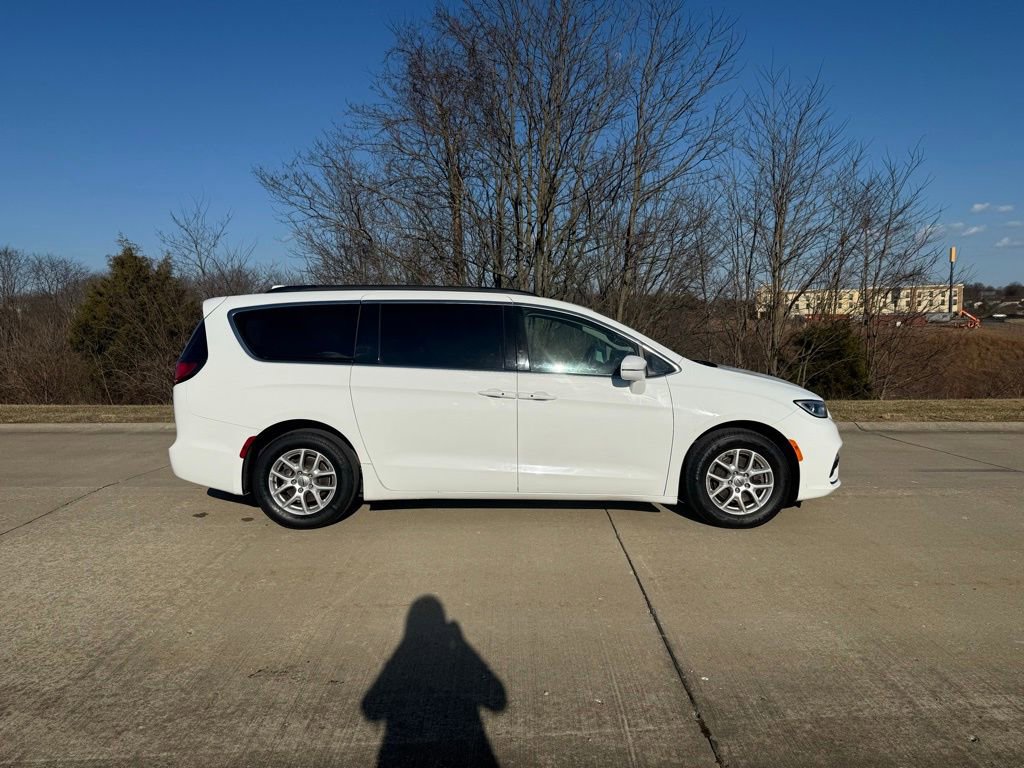 Used 2022 Chrysler Pacifica Touring-L image 2