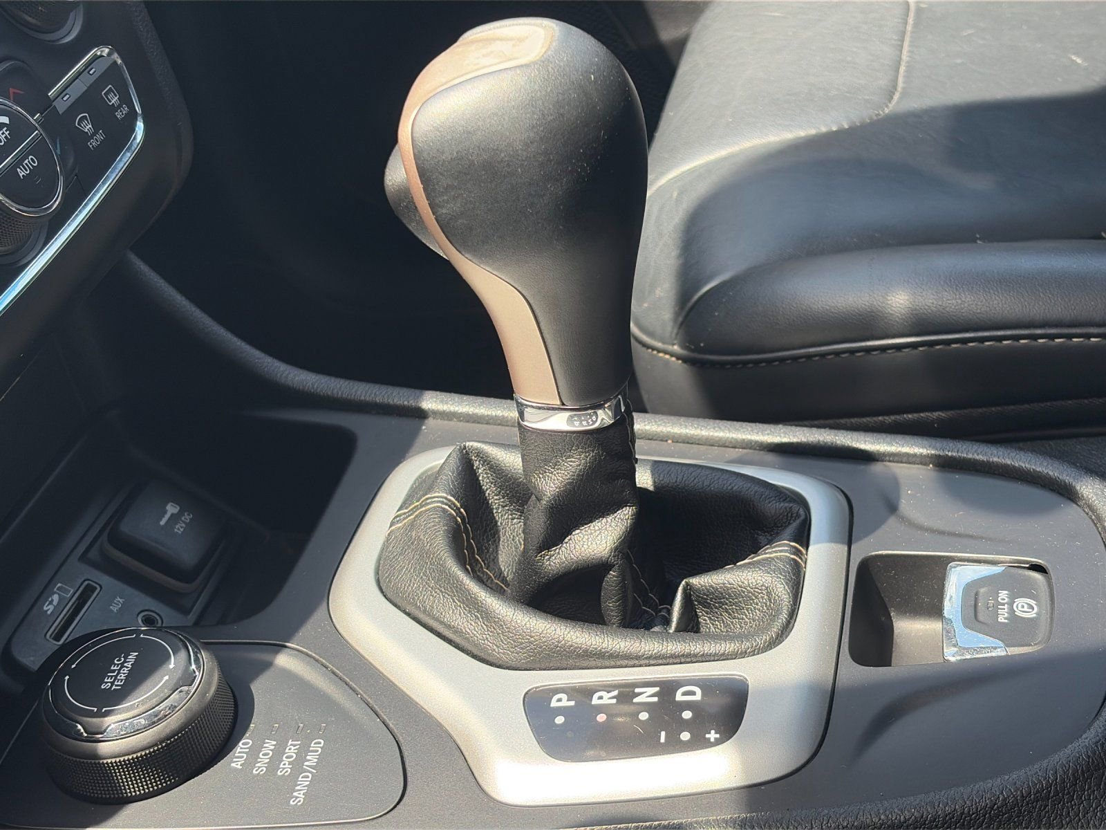Used 2017 Jeep Cherokee Limited AWD/4WD image 23