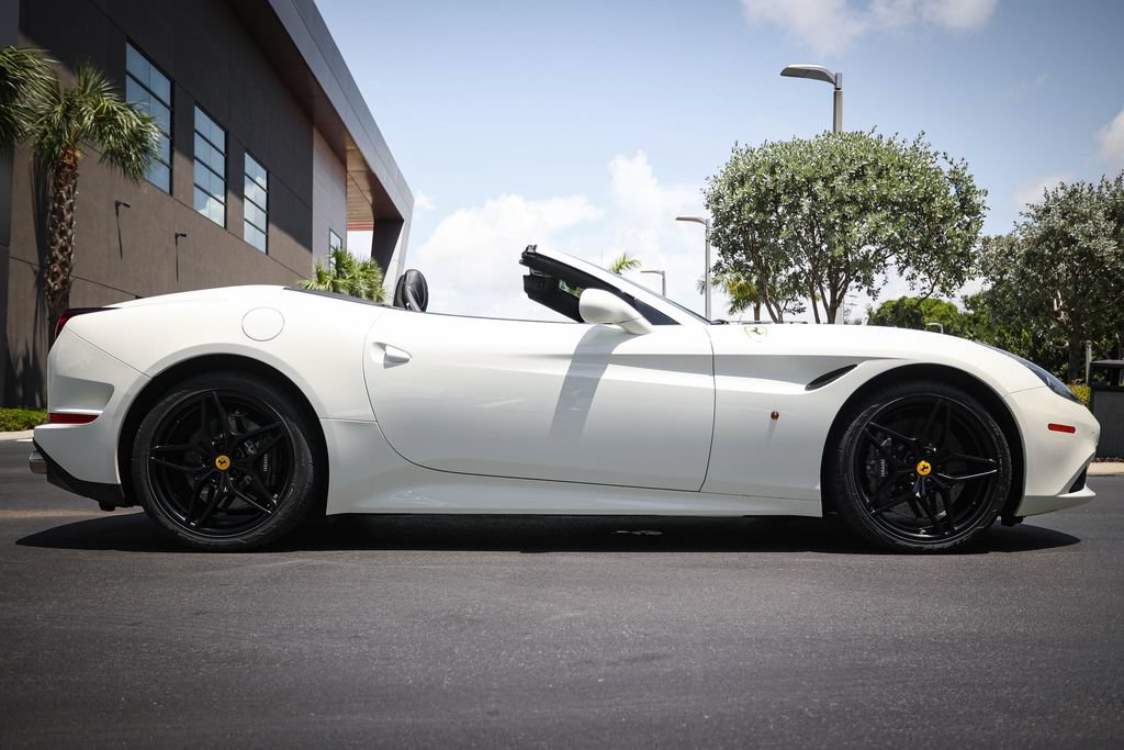 Used 2015 Ferrari California T RWD image 2