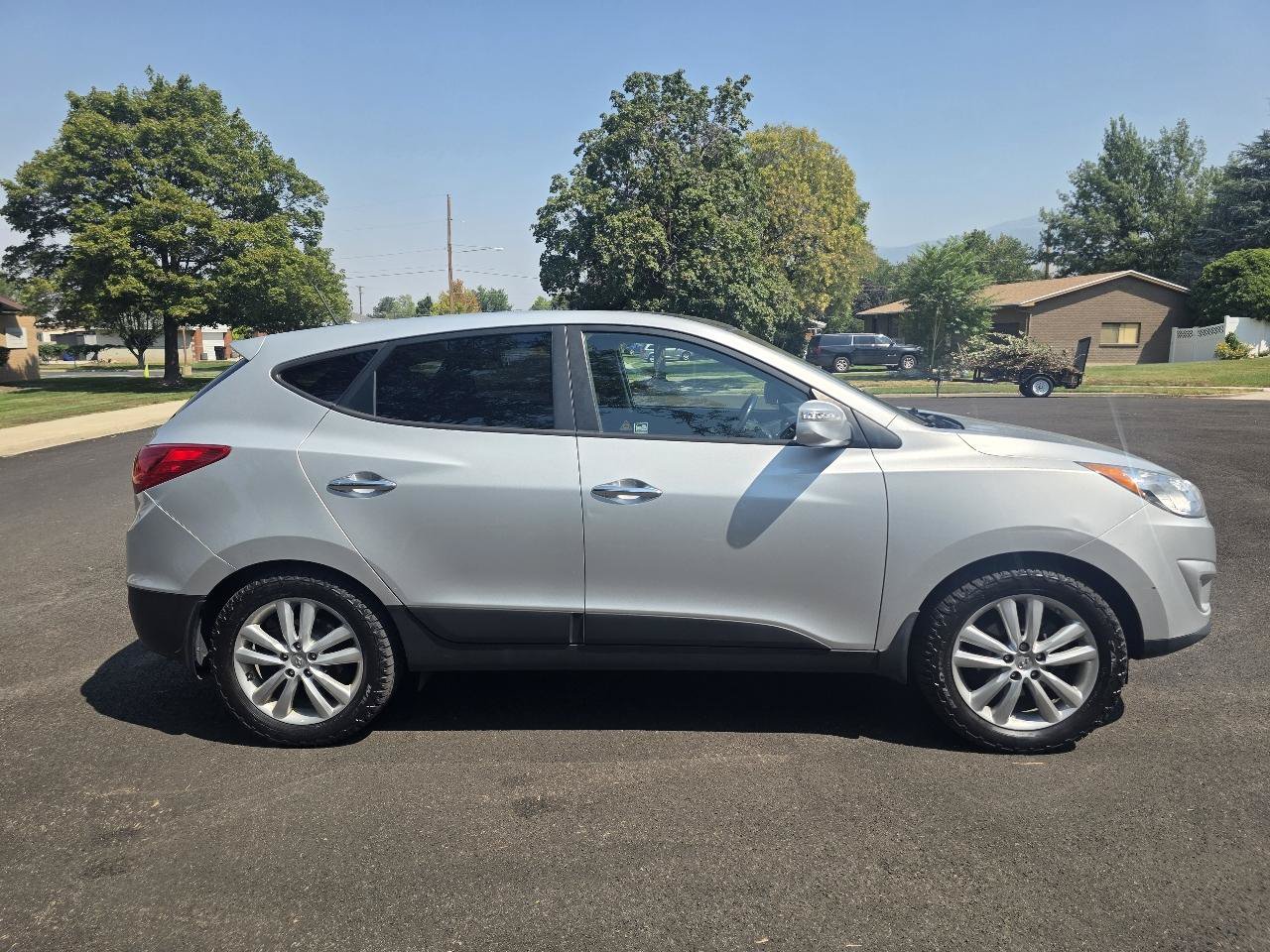 Used 2011 Hyundai Tucson Limited w/ Premium Pkg 3 AWD/4WD image 4