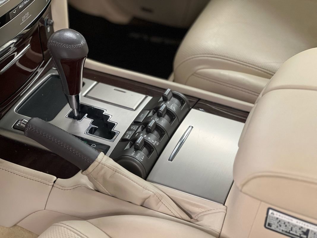 Used 2013 Lexus LX 570 4WD w/ Luxury Pkg image 38