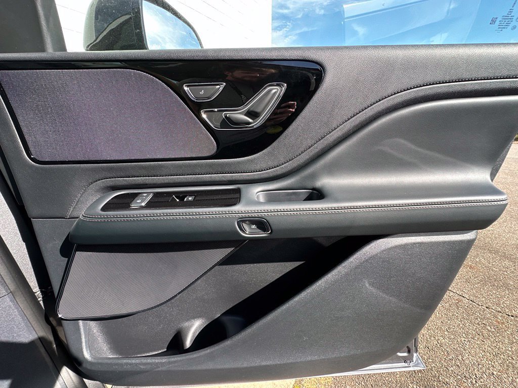 New 2027 Lincoln Aviator AWD image 24