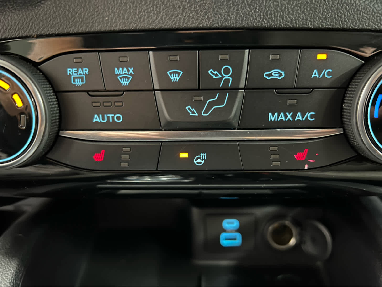 Used 2022 Ford Escape SE w/ Cold Weather Package image 5