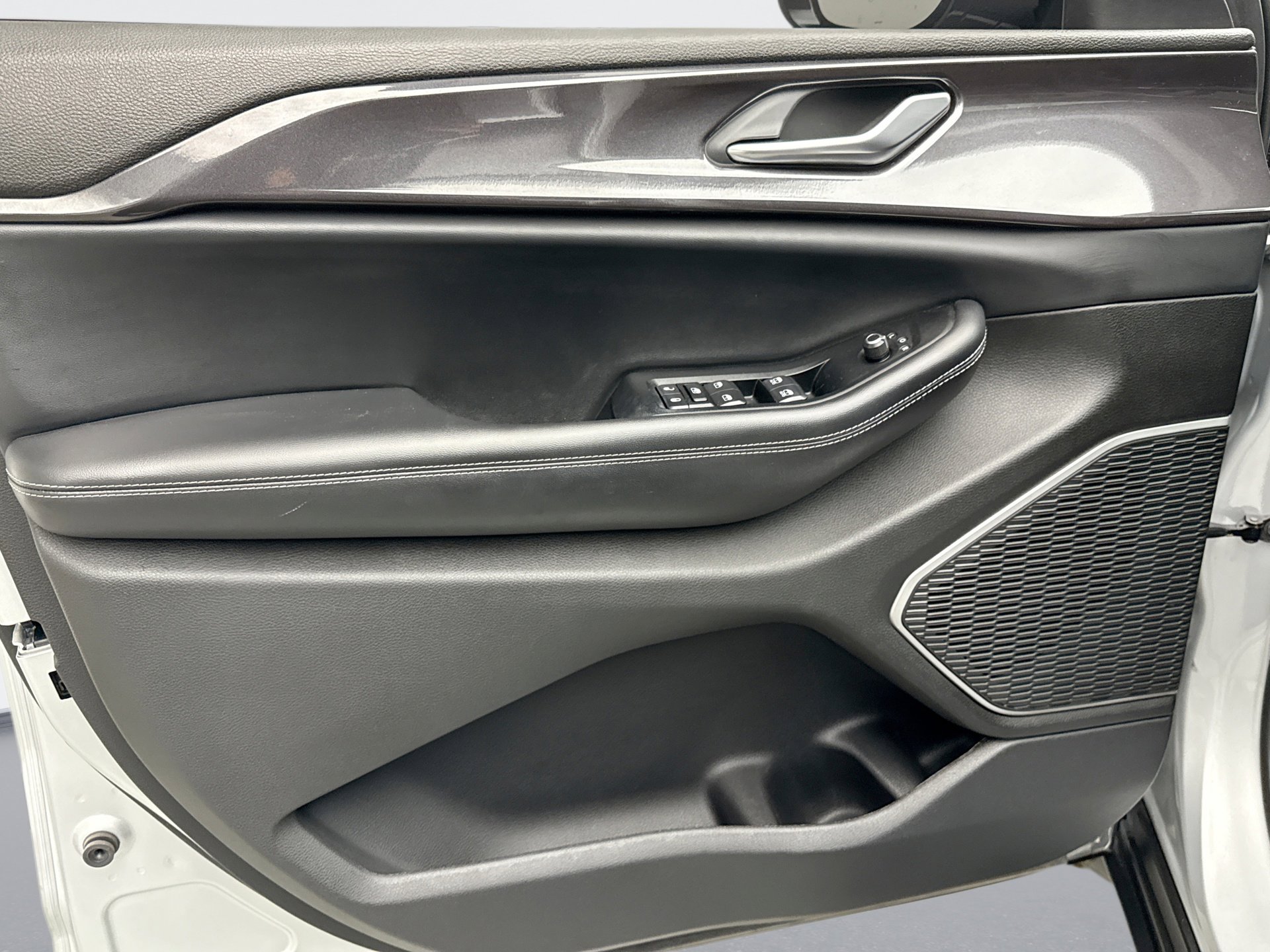 Used 2022 Jeep Grand Cherokee L Laredo image 9