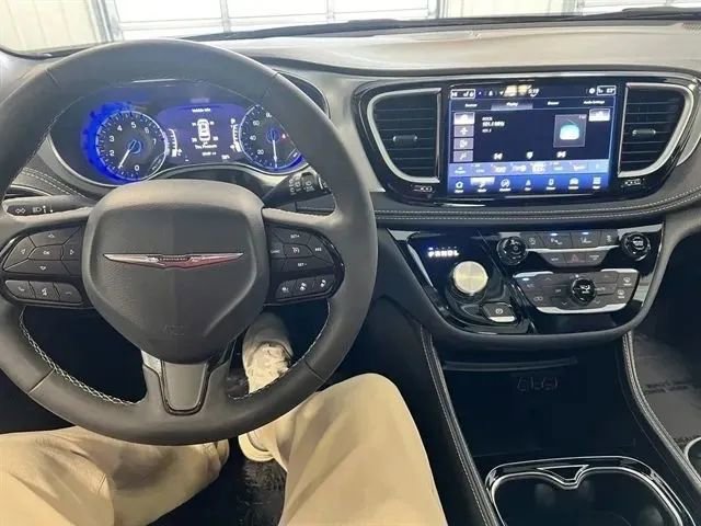 Used 2025 Chrysler Pacifica Limited FWD image 29