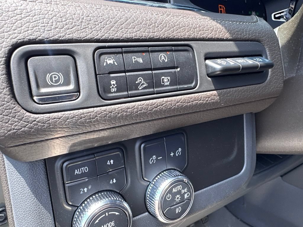 Used 2023 GMC Yukon Denali w/ LPO, Floor Liner Package AWD/4WD image 16