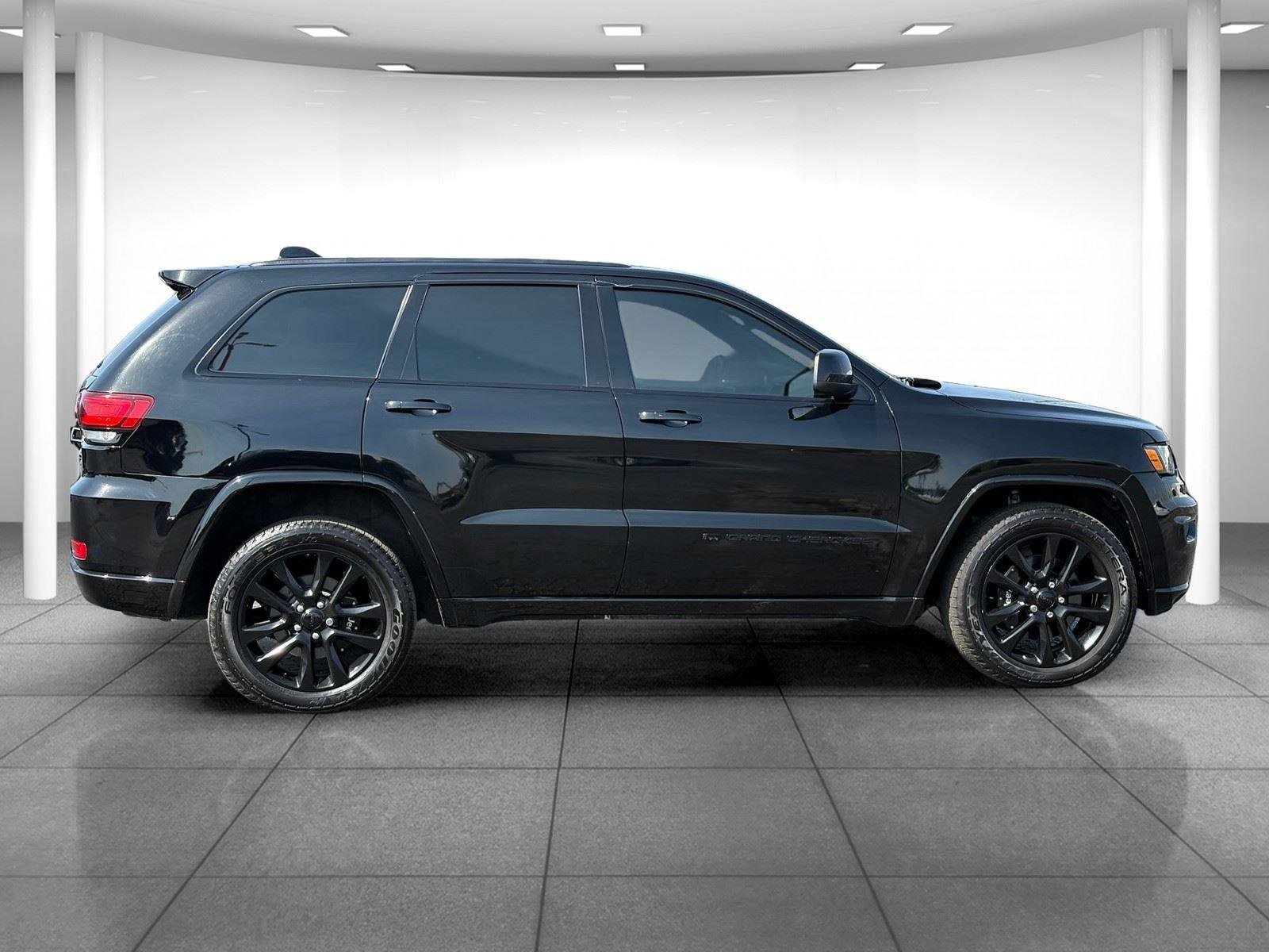 Used 2022 Jeep Grand Cherokee Laredo X image 8