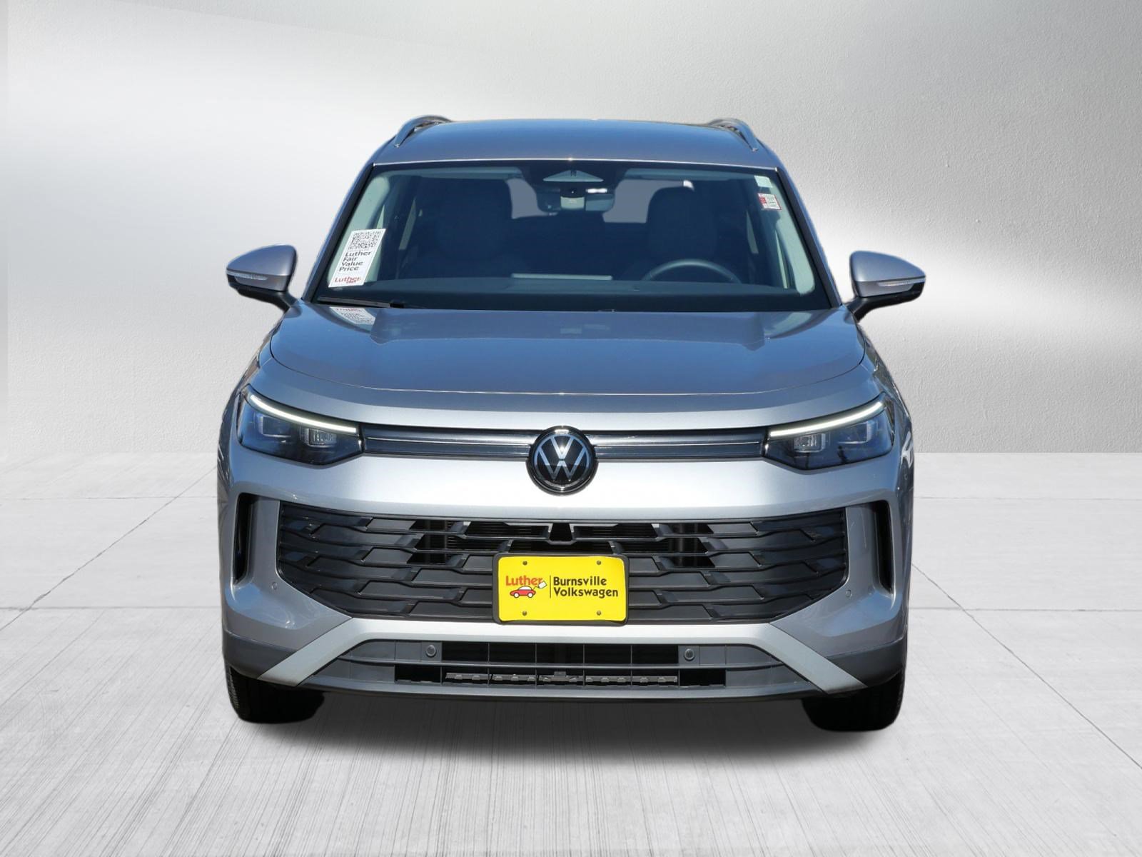 Certified 2025 Volkswagen Tiguan SE image 2