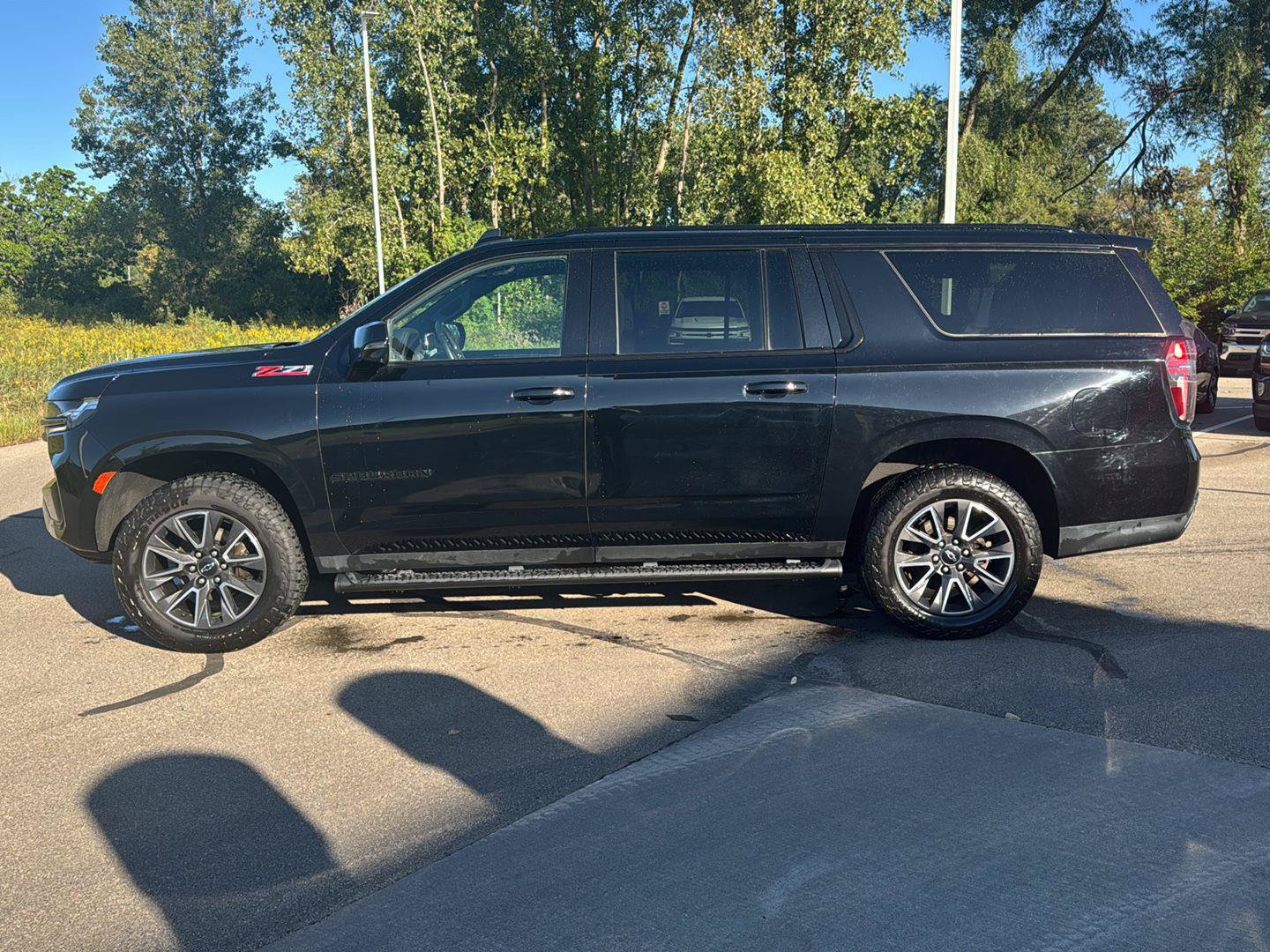 Used 2022 Chevrolet Suburban Z71 w/ Luxury Package AWD/4WD image 2