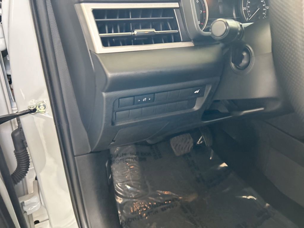 Used 2024 Mitsubishi Outlander AWD image 42