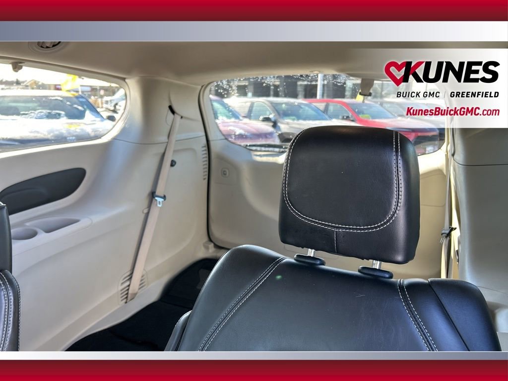 Used 2023 Chrysler Pacifica Touring-L image 35