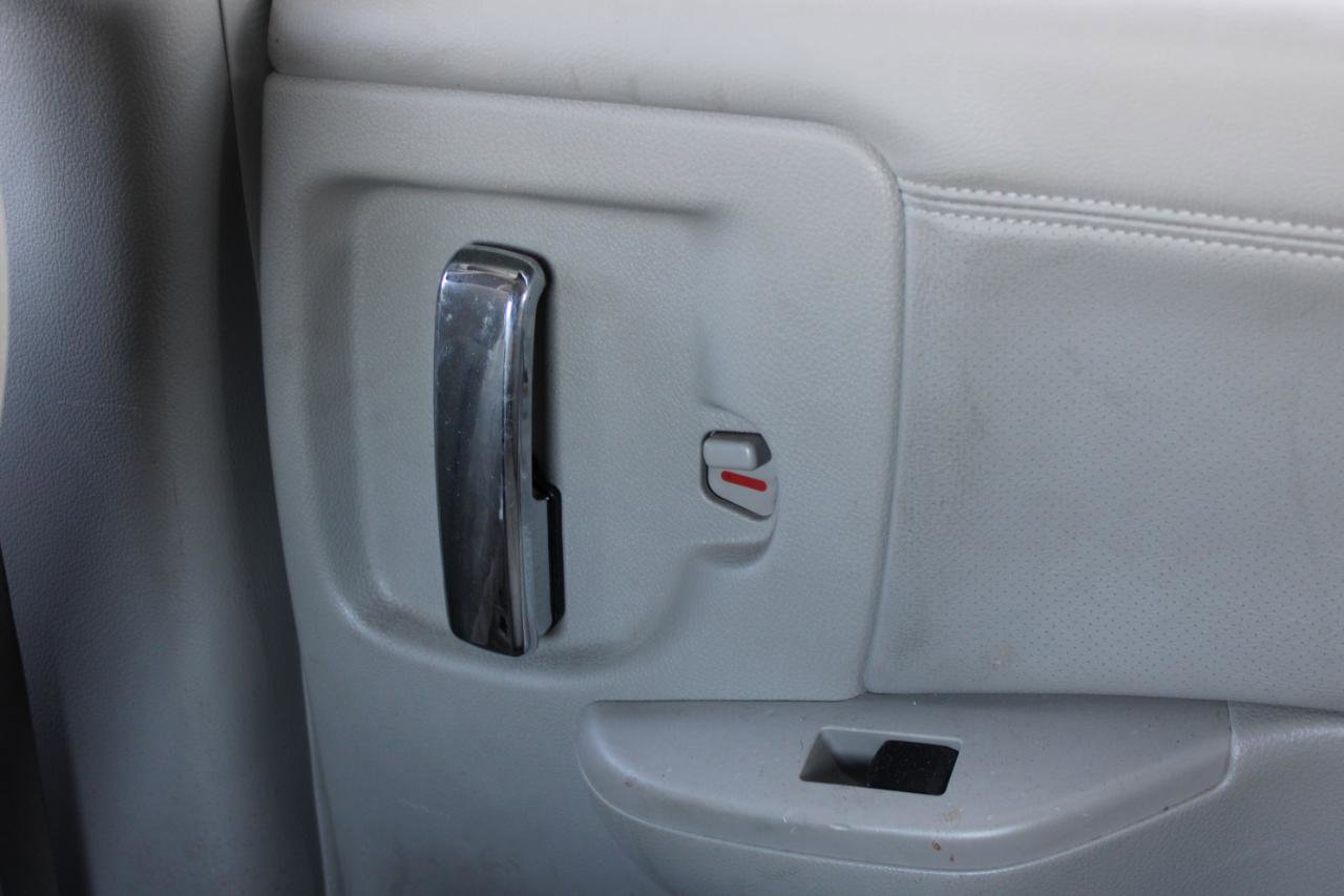 Used 2014 Nissan Quest S image 41