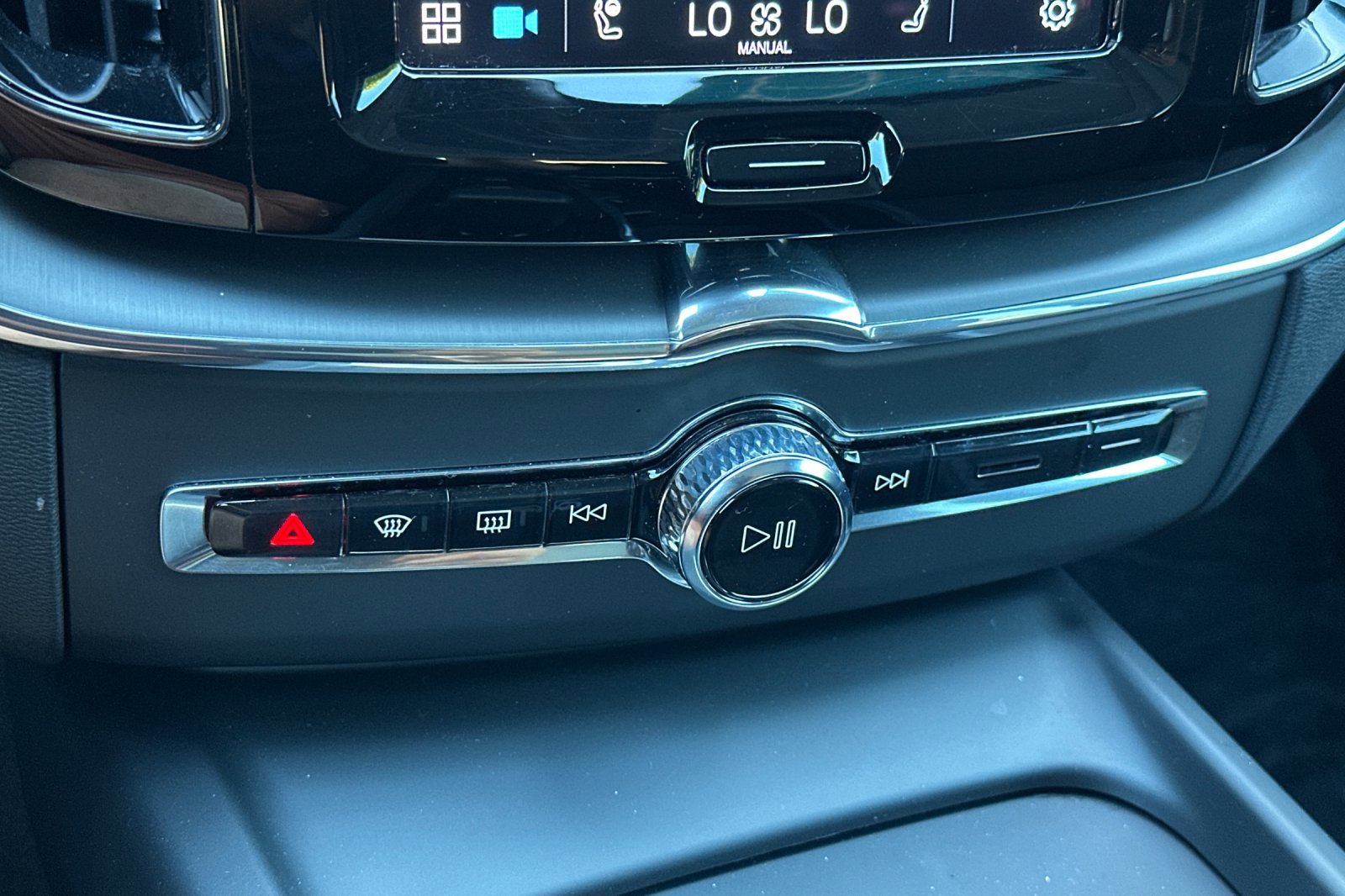 Certified 2025 Volvo XC60 B5 Core w/ Protection Package Premier image 23