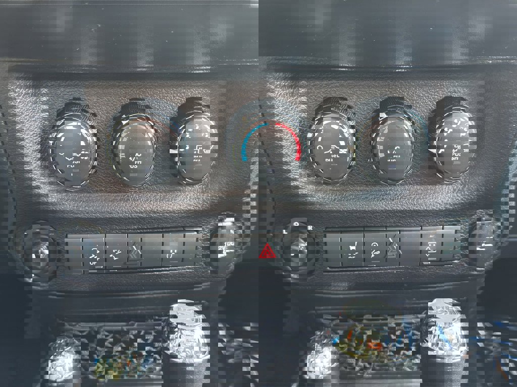 Used 2018 Jeep Wrangler Unlimited Sahara image 25