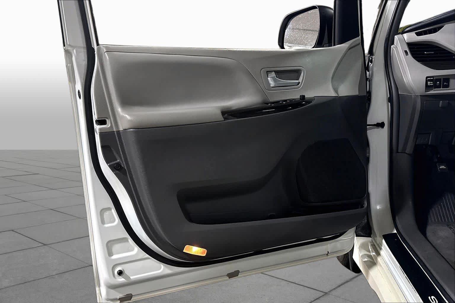 Used 2018 Toyota Sienna XLE Premium w/ Outdoor Package AWD/4WD image 22