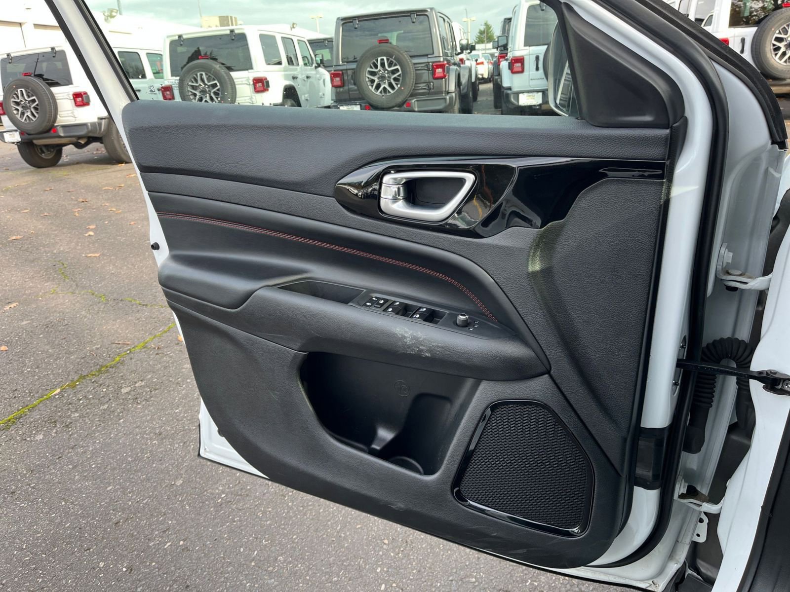 Used 2025 Jeep Compass Trailhawk image 20