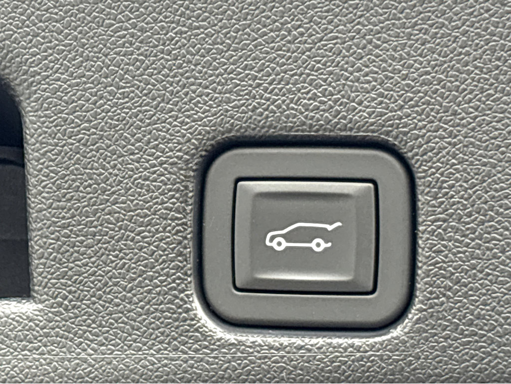 Used 2025 Chevrolet Traverse RS image 17