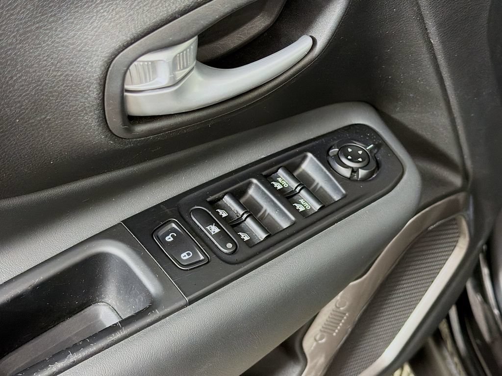 Used 2023 Jeep Renegade Latitude AWD/4WD image 18