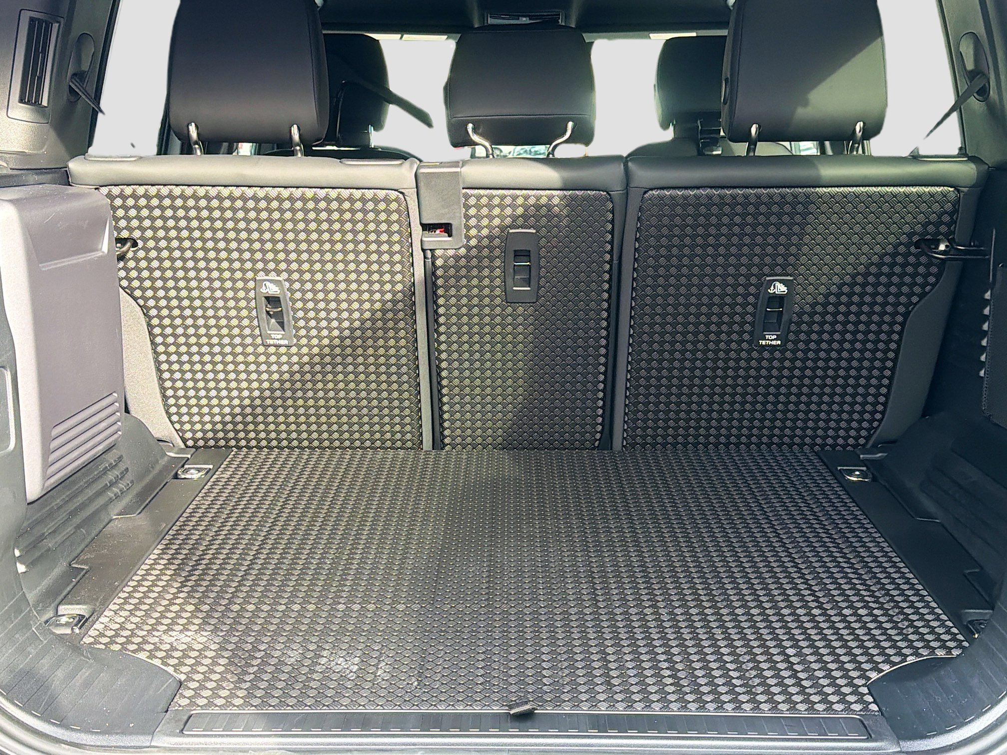 New 2026 Land Rover Defender 110 X-Dynamic SE image 11