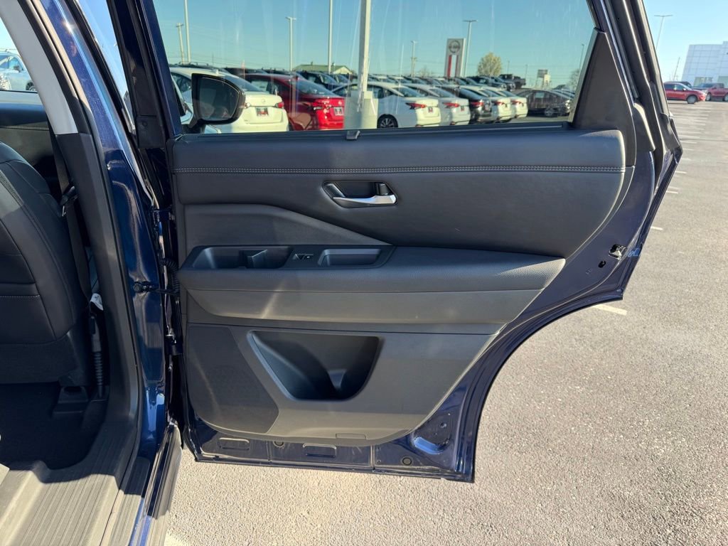 Used 2025 Nissan Pathfinder Platinum image 23
