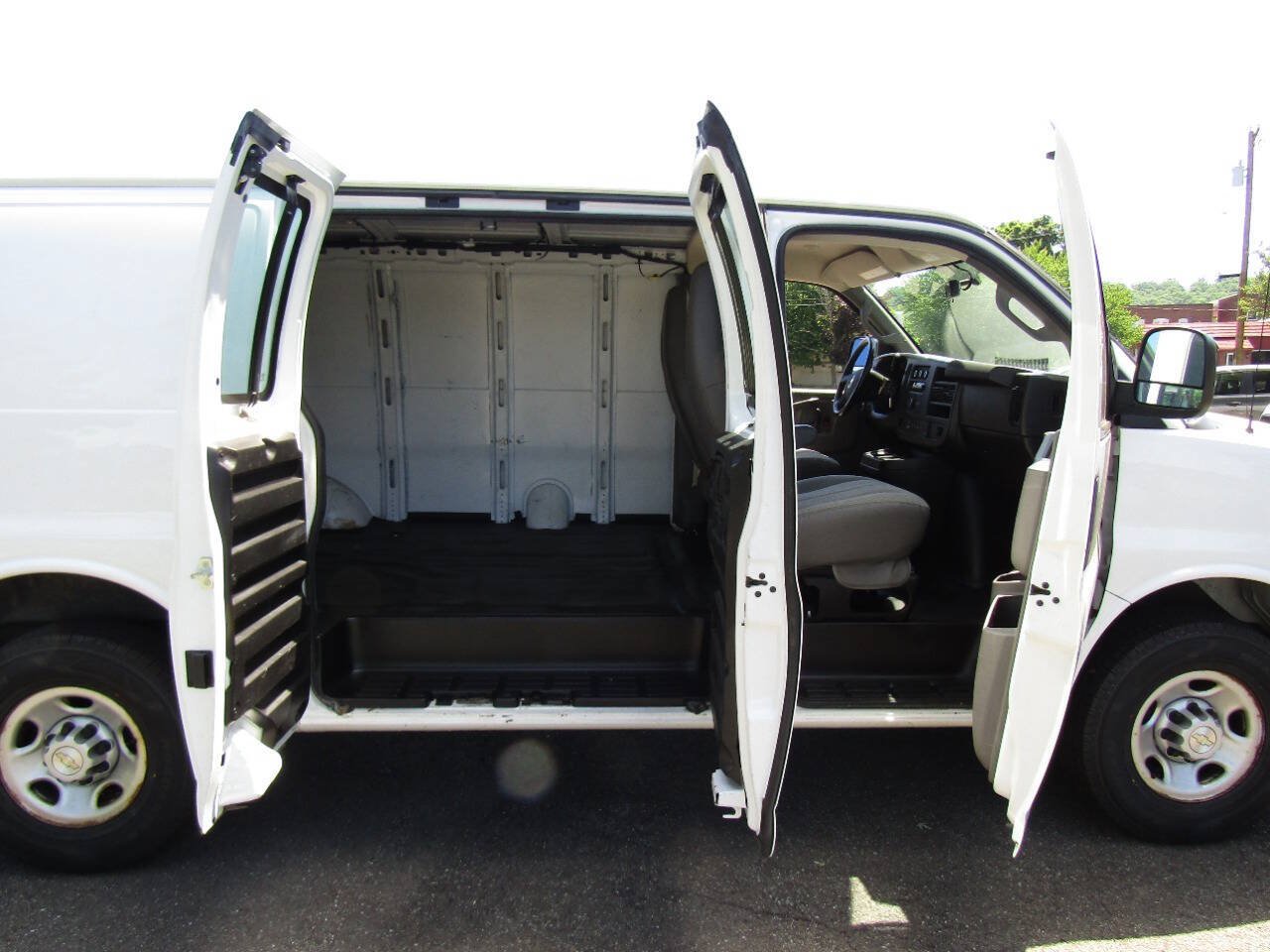 Used 2021 Chevrolet Express 2500 w/ Driver Convenience Package RWD image 19