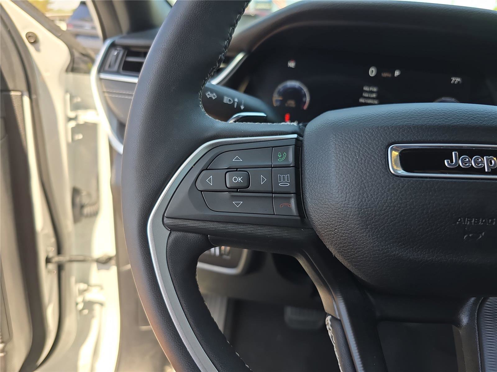 Used 2024 Jeep Grand Cherokee Altitude image 33