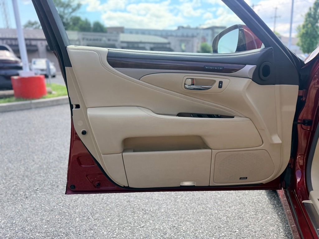 Used 2015 Lexus LS 460 w/ Comfort Package RWD image 8