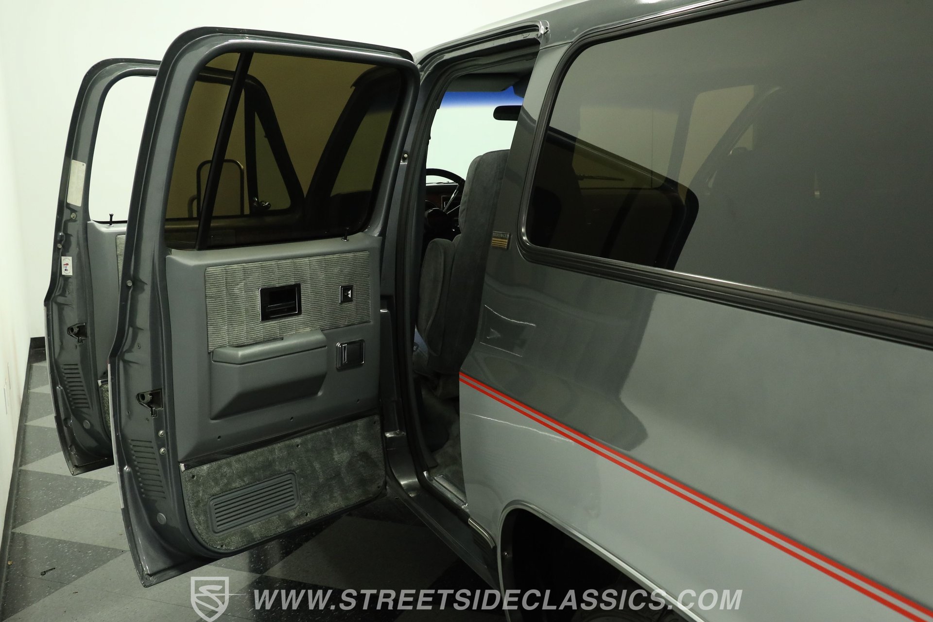 Used 1990 Chevrolet Suburban 2500 RWD image 33