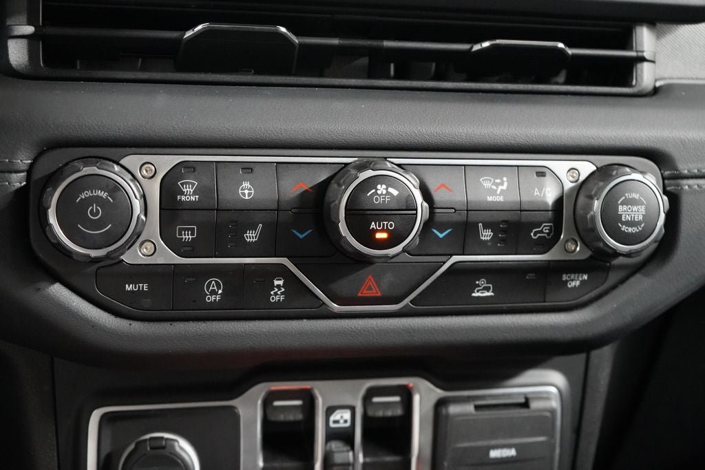 Used 2024 Jeep Wrangler Unlimited Sahara AWD/4WD image 18