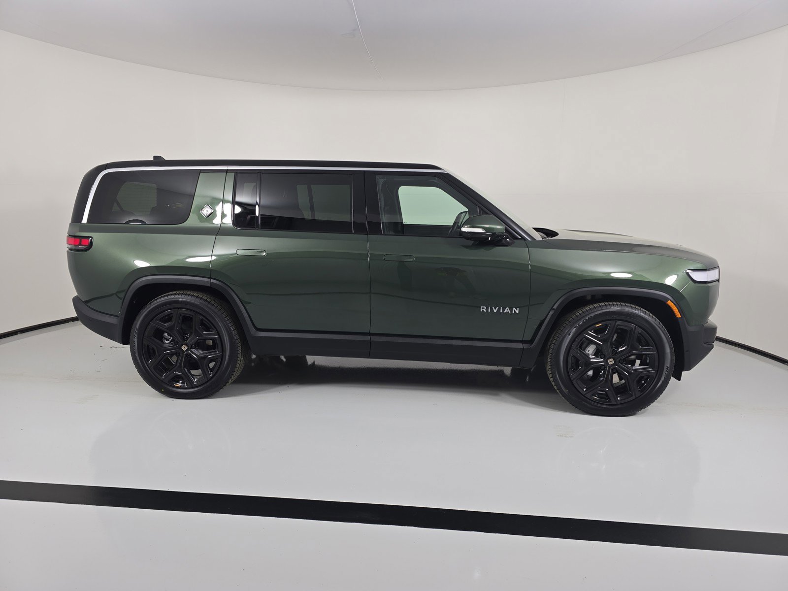 Used 2024 Rivian R1S Adventure image 6