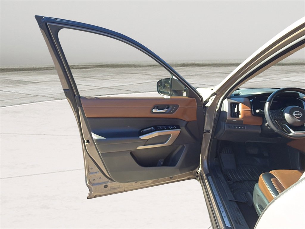 Used 2023 Nissan Pathfinder Platinum w/ Cargo Package image 13