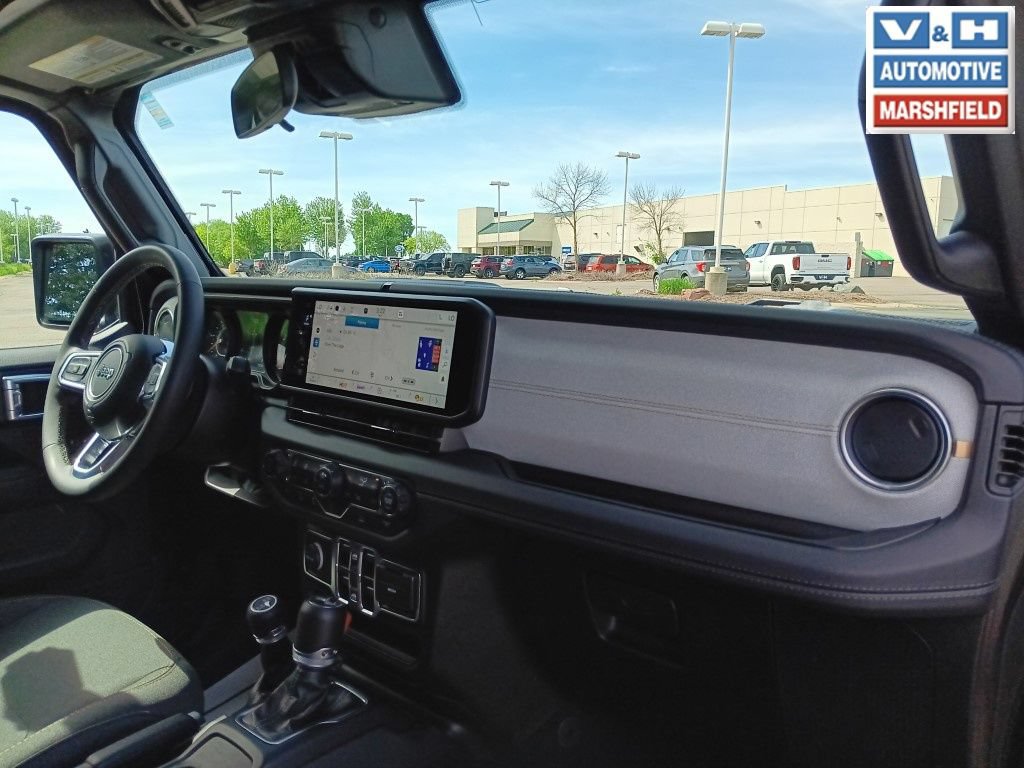 Used 2025 Jeep Wrangler Unlimited Sahara AWD/4WD image 16