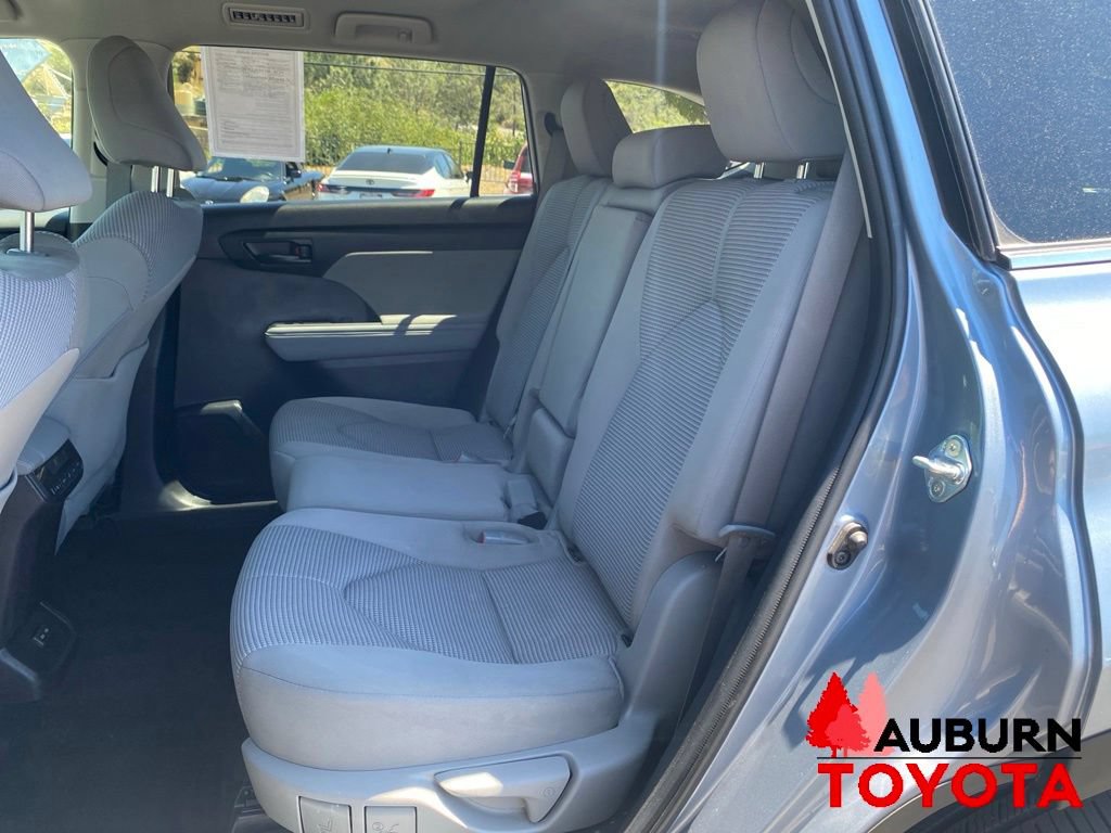 Used 2022 Toyota Highlander LE AWD/4WD image 29