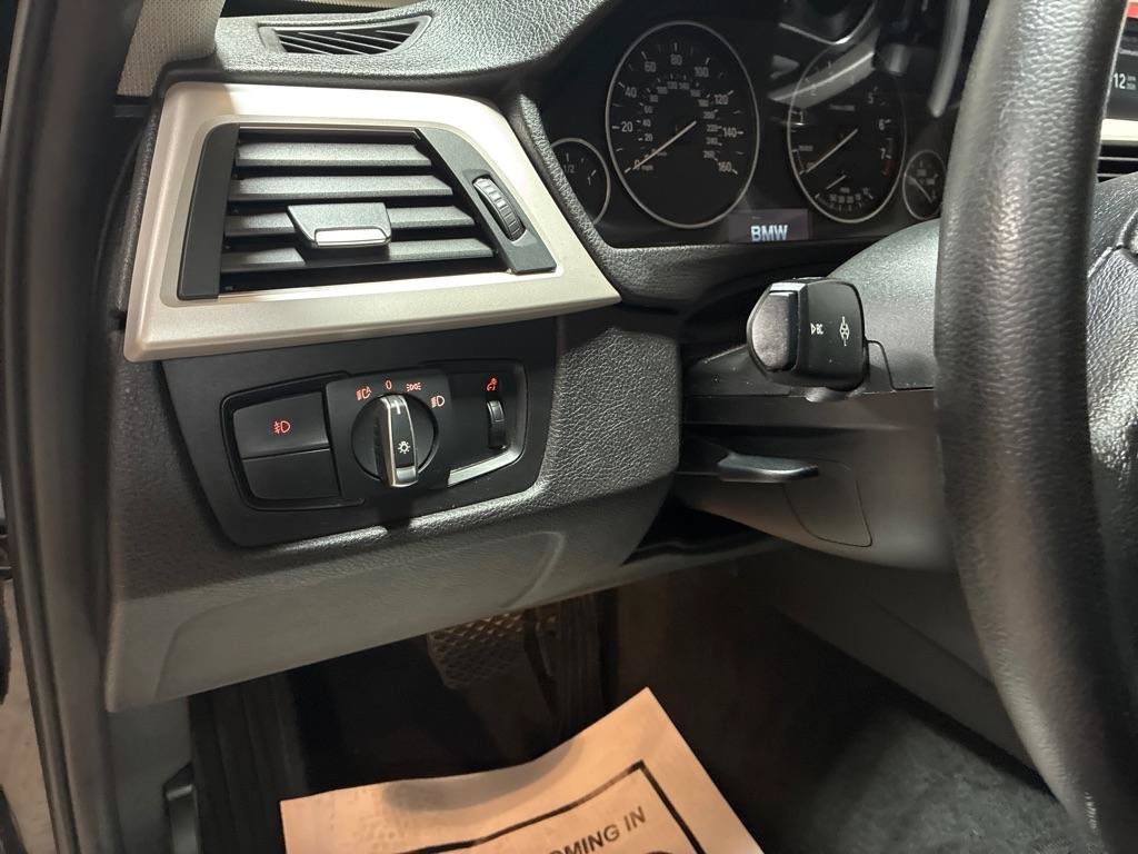 Used 2018 BMW 320i Sedan RWD image 16