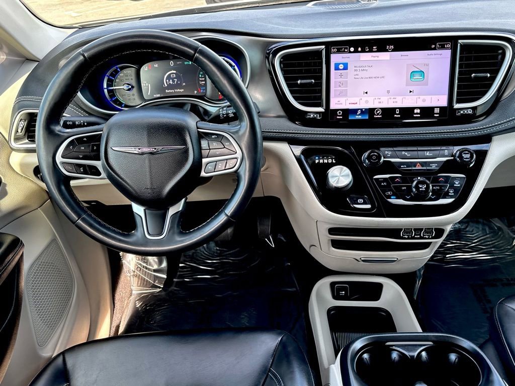 Used 2023 Chrysler Pacifica Touring-L FWD image 24