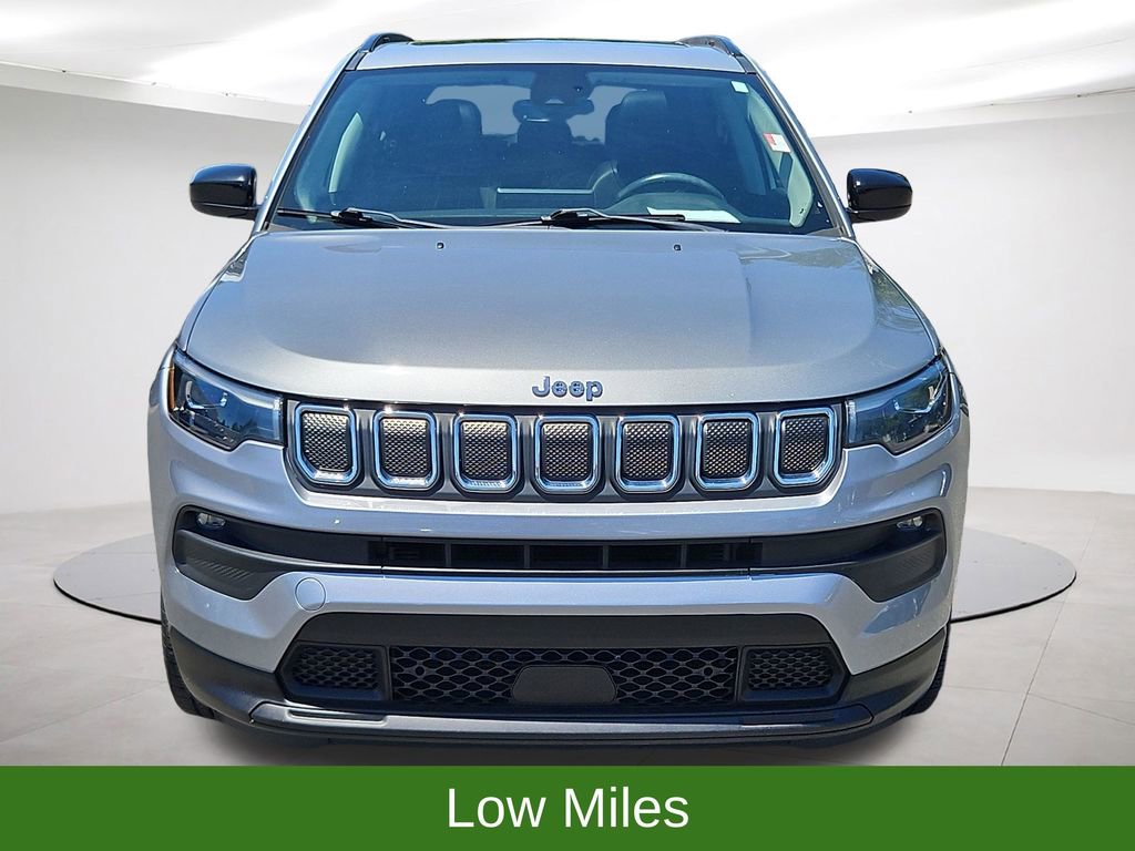 Used 2022 Jeep Compass Latitude w/ Sun and Sound Group AWD/4WD image 2