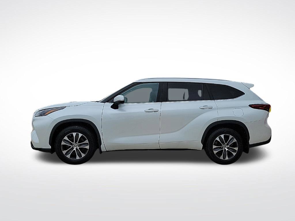 Used 2023 Toyota Highlander XLE AWD/4WD image 2