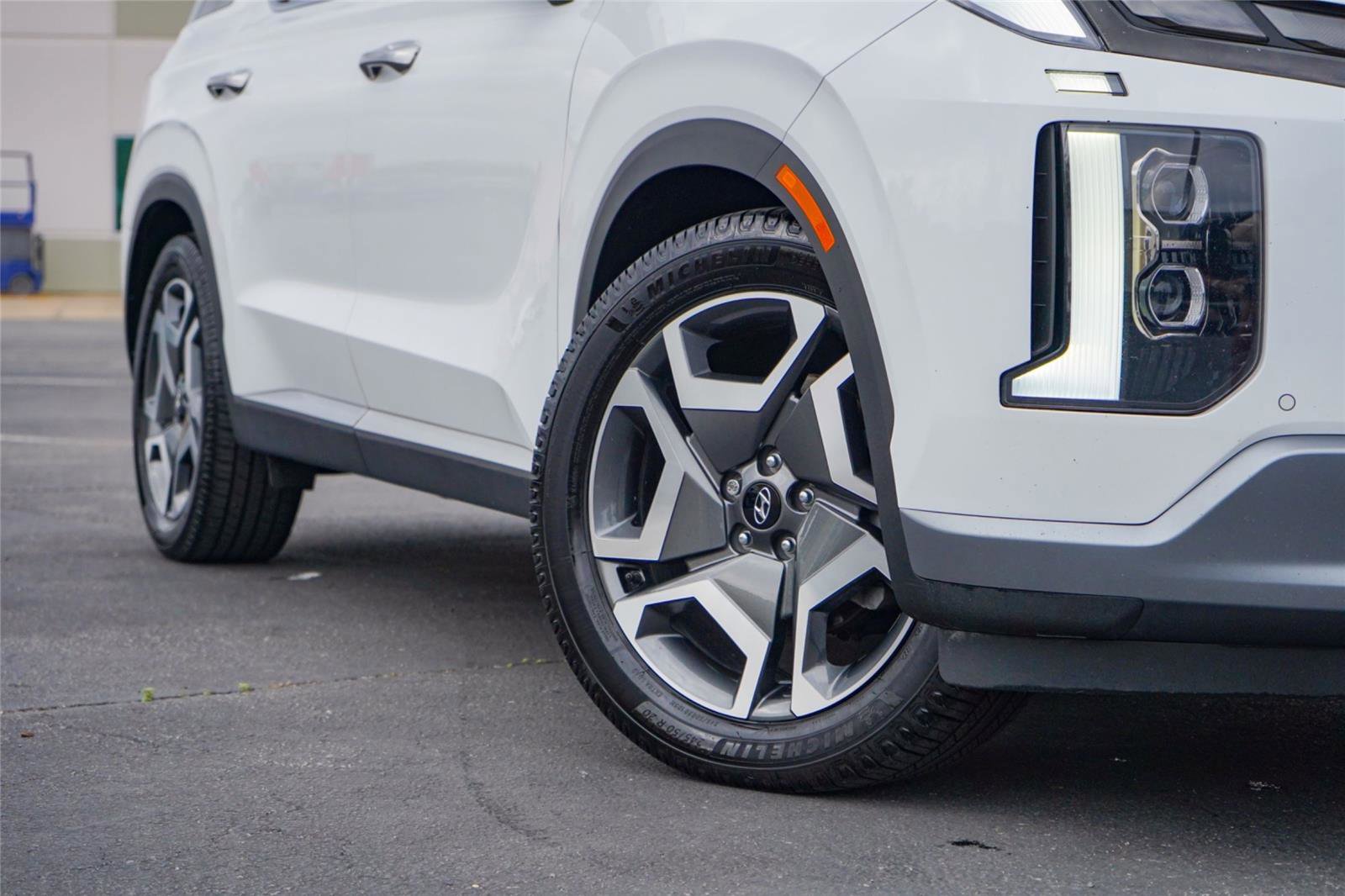 Used 2023 Hyundai Palisade Limited FWD image 2