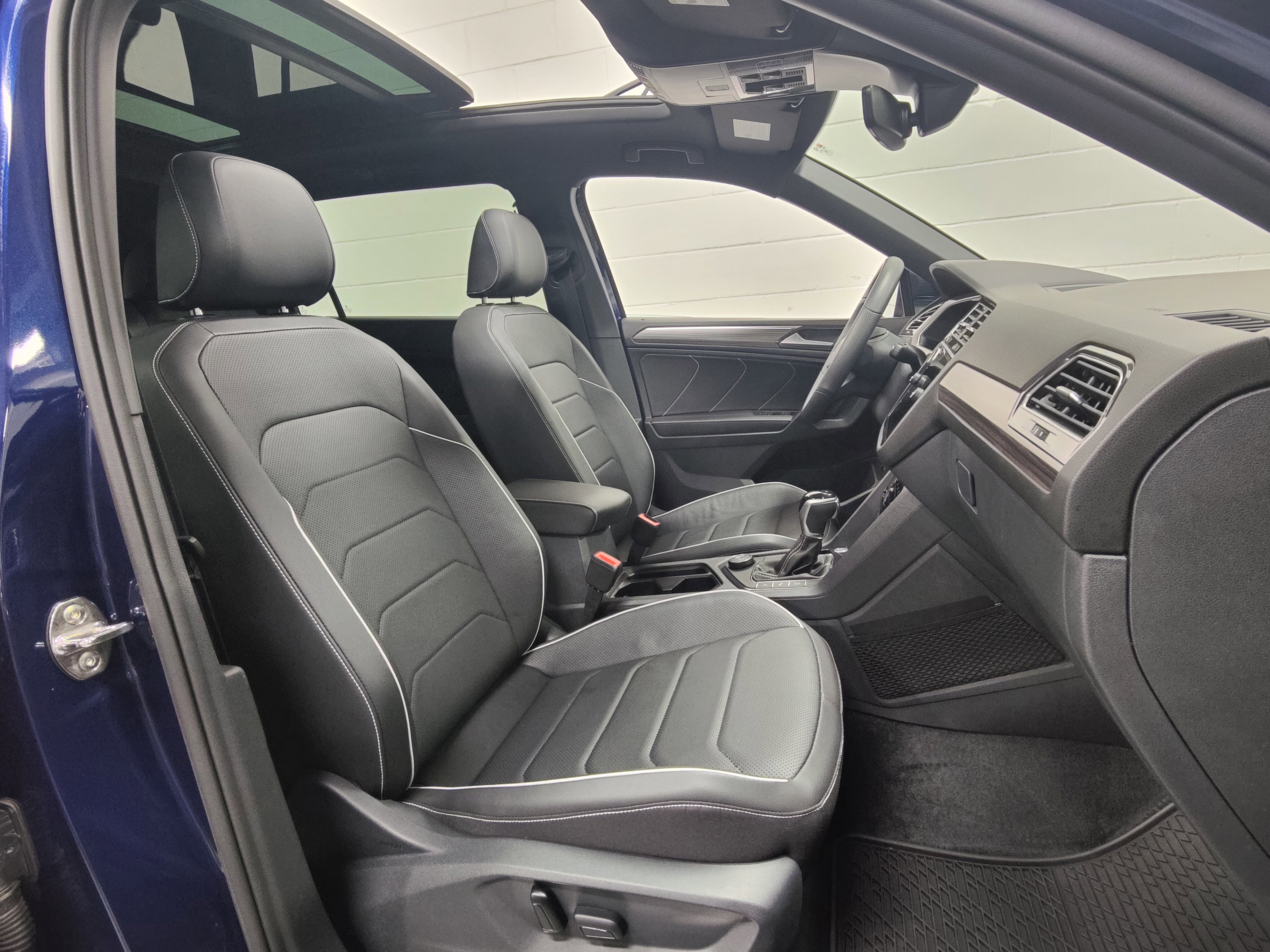 Used 2024 Volkswagen Tiguan SEL R-Line image 5