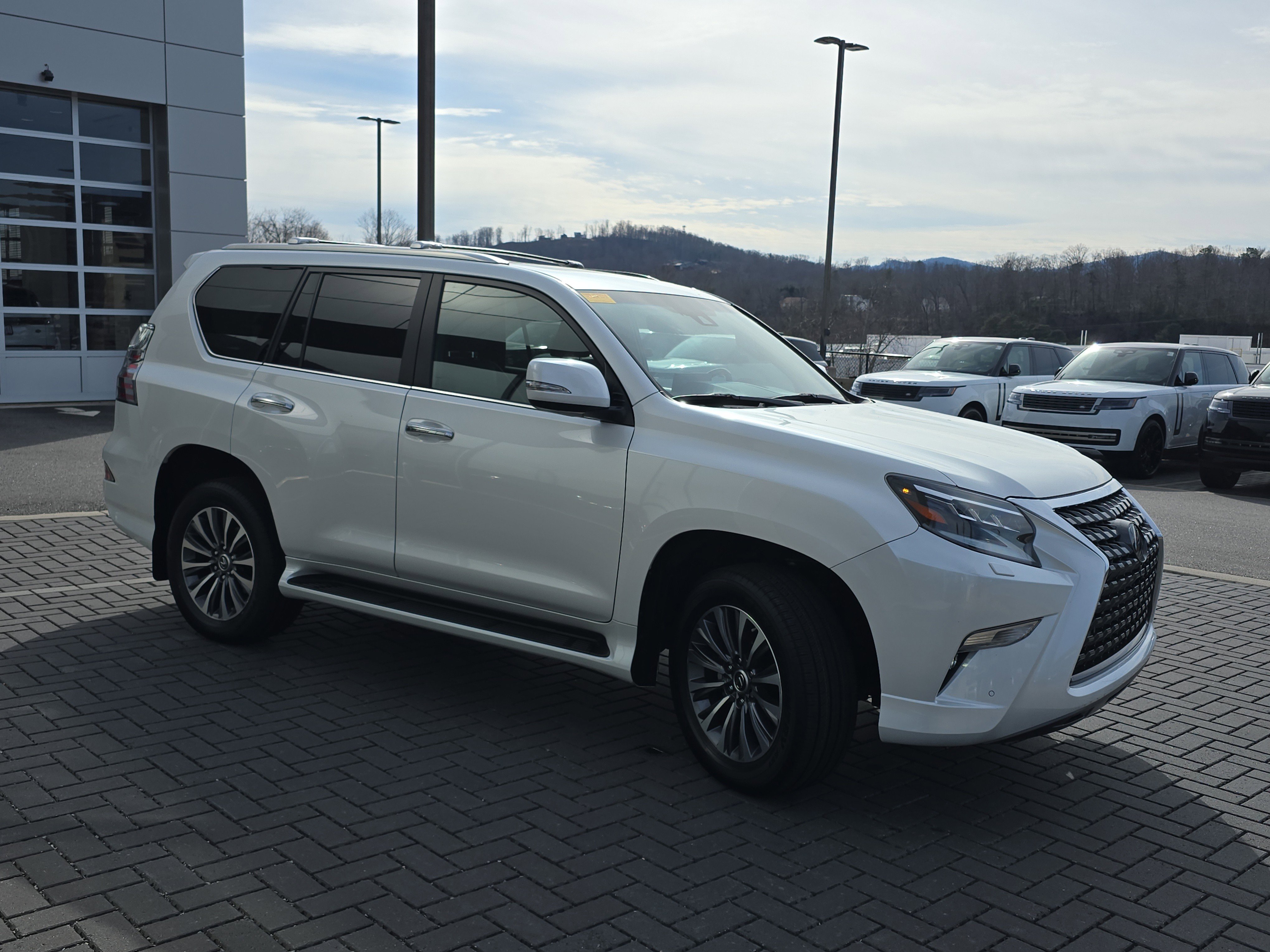 Used 2023 Lexus GX 460 Luxury w/ Accessory Package image 3