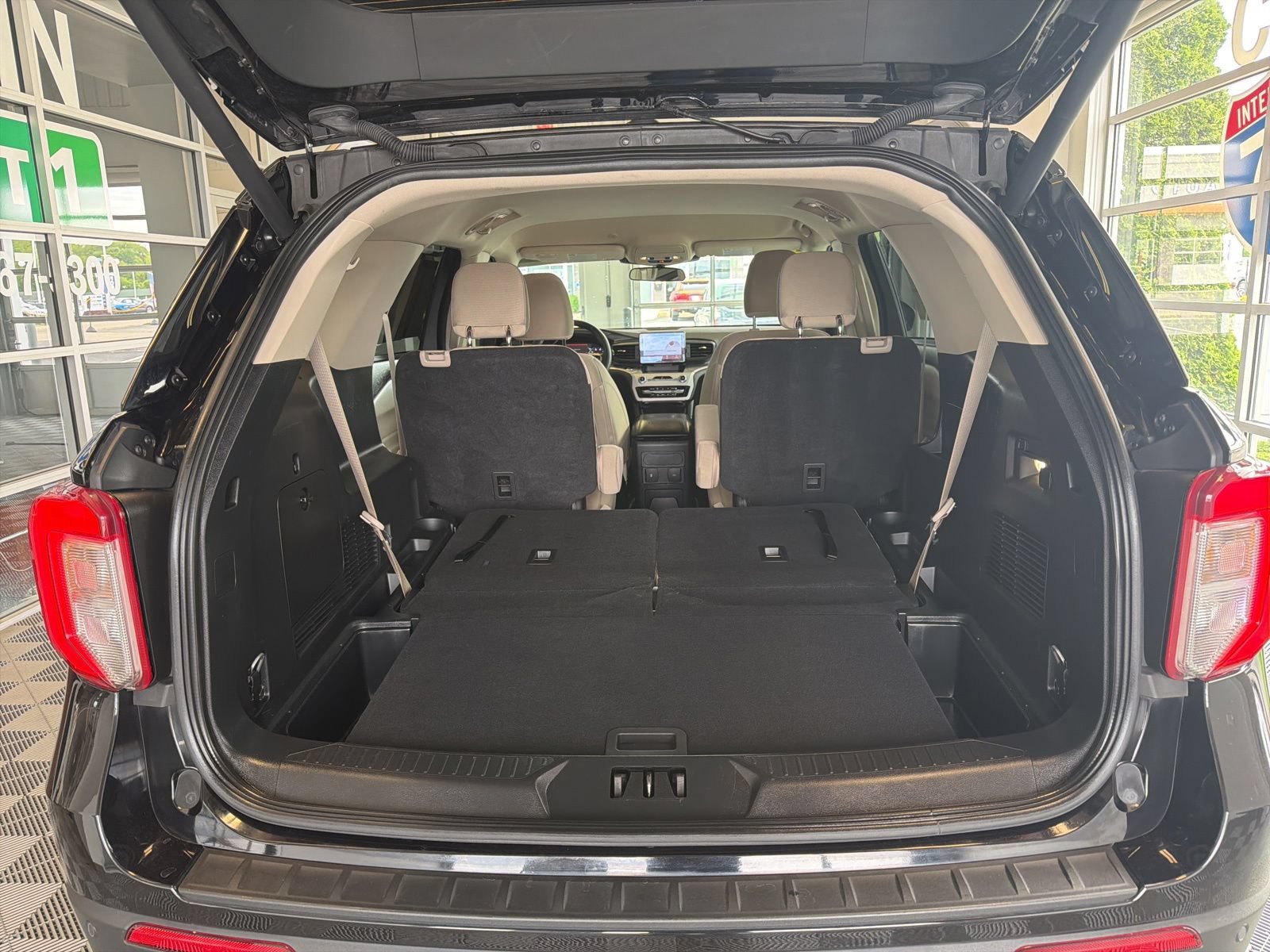 Used 2023 Ford Explorer XLT AWD/4WD image 12