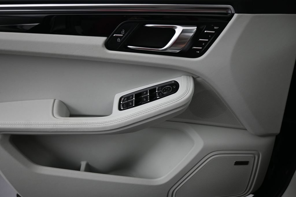 Certified 2024 Porsche Macan AWD/4WD image 12