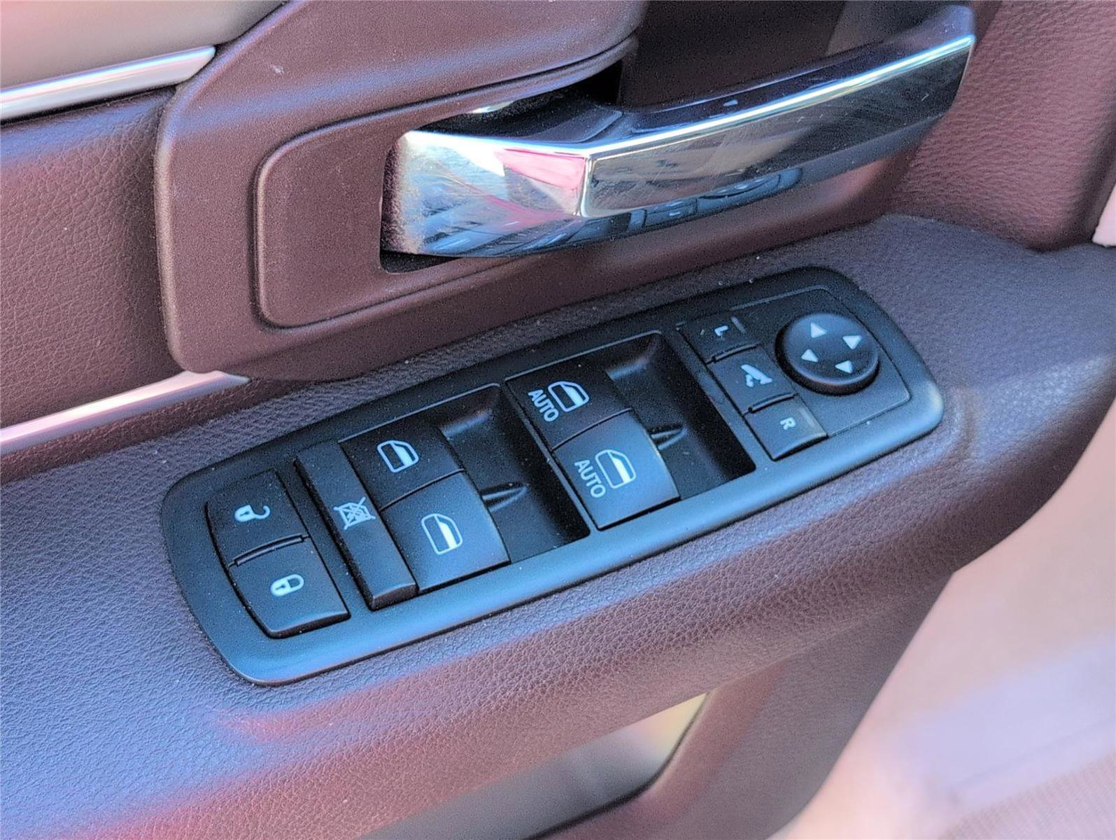 Used 2018 RAM 1500 SLT image 13