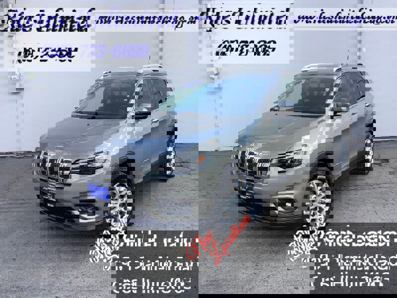 Used 2019 Jeep Cherokee Latitude w/ Cold Weather Group image 2