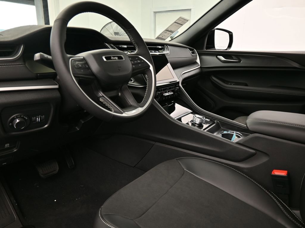 Used 2025 Jeep Grand Cherokee Altitude image 13