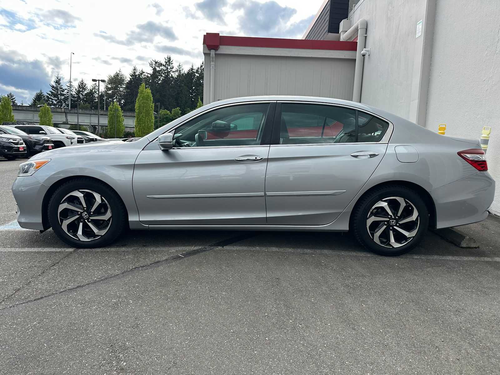 Used 2016 Honda Accord EX image 4
