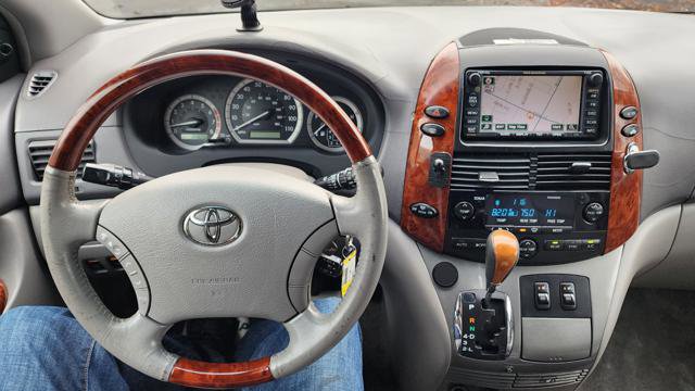 Used 2005 Toyota Sienna XLE Limited image 22