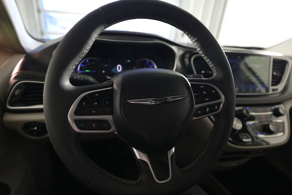 Used 2024 Chrysler Pacifica Select image 21